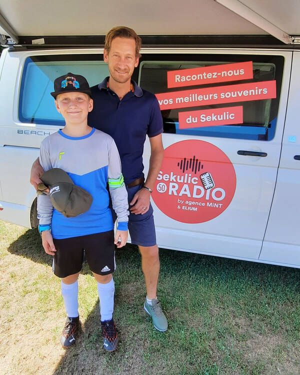 Eden et son papa devant le bus de la Radio Sekulic